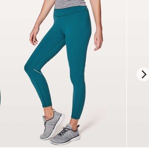 Lululemon CHASING MILES TIGHT *25"
COLOUR: DARK UNIFORM BLUE
SIZE 4